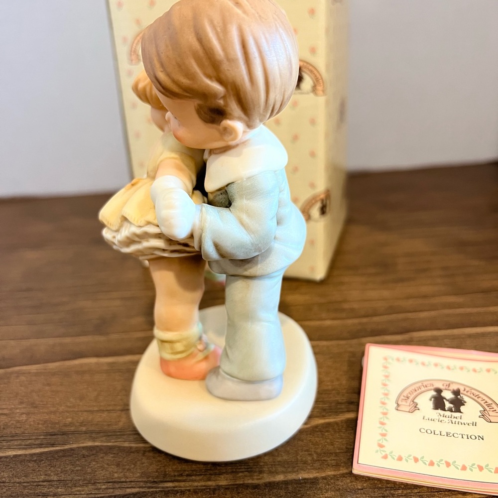 Memories of Yesterday—“We’d Happy! How’s Yourself?” Figurine - Picture 2 of 7